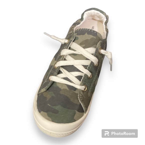 Women Camo, Lace-up Canvas Sneakers, Round Toe/ Women's Camouflage Sneakers - Picture 4 of 7